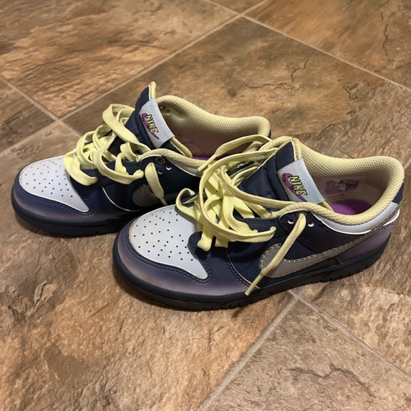 Youth Sneakers Size 3. 5 - Picture 3 of 4